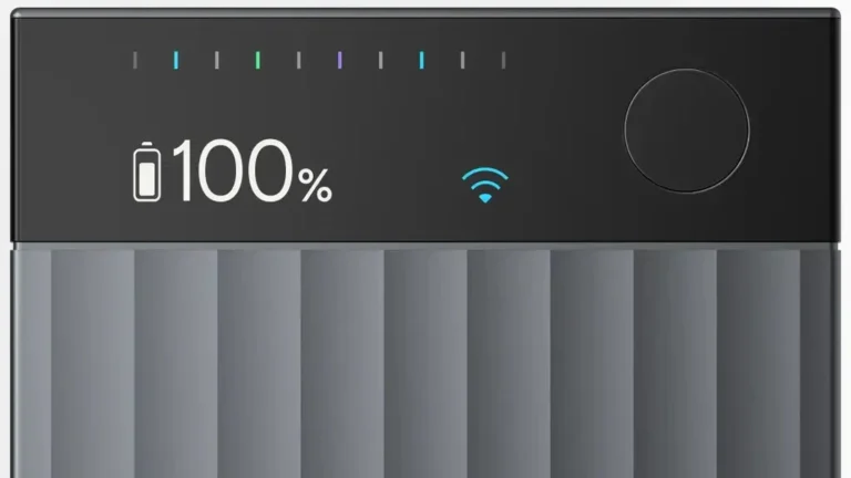 Top of the Plaud Note Pro showing its display with a battery icon at 100, a Wi-Fi symbol, a row of status marks and the round button