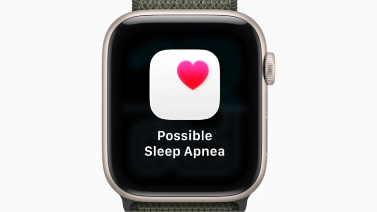 Apple Watch SE 3 in Starlight aluminum showing a heart icon and the alert Possible Sleep Apnea