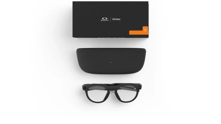 Contents of the Oakley Meta HSTN box seen from above: the Oakley and Meta box, the charging case and the black glasses with clear lenses
