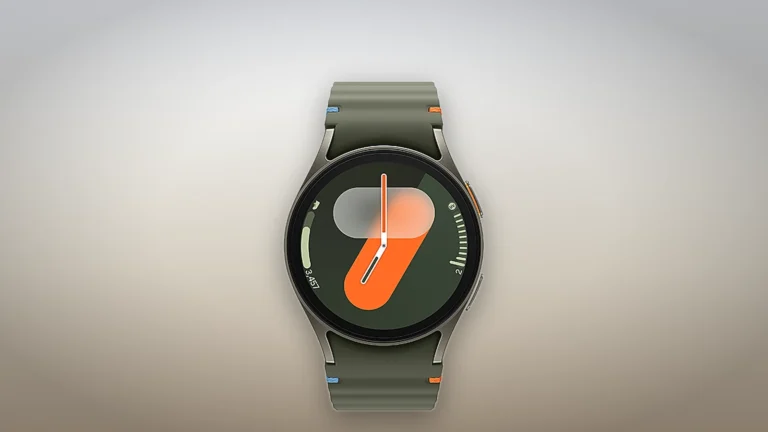 Samsung Galaxy Watch7 40 mm in Green seen straight on, showing the round display and the two side buttons